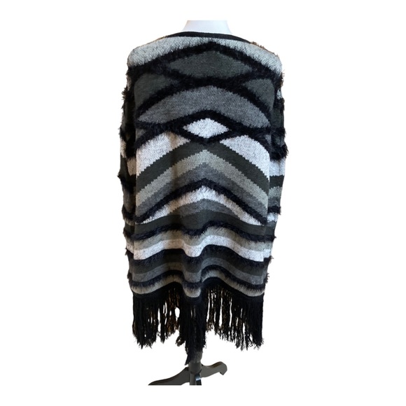 BCBGMAXAZRIA Black, gray & white eyelash cardigan with front hook closure. - Picture 5 of 9